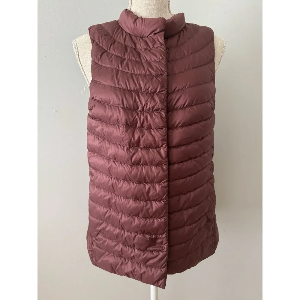 Athleta Women's Down Ouffer Vest‎ in Burgundy Size Small Outdoors Nature Layers